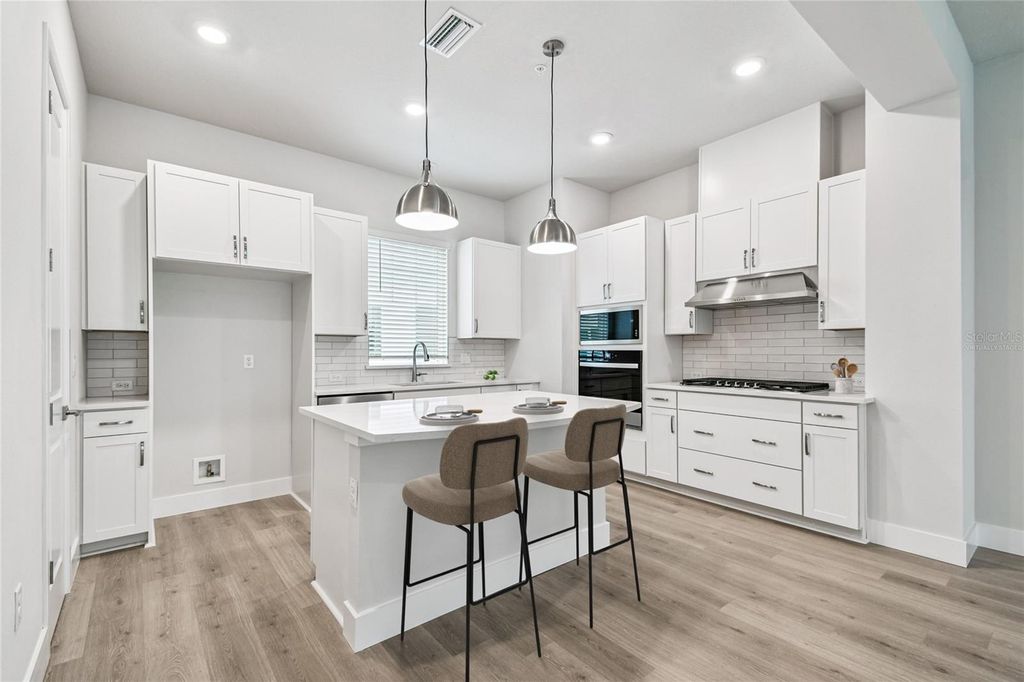 Image 6 of property listing at 3125 4TH TERRACE N, St Petersburg, FL 33713