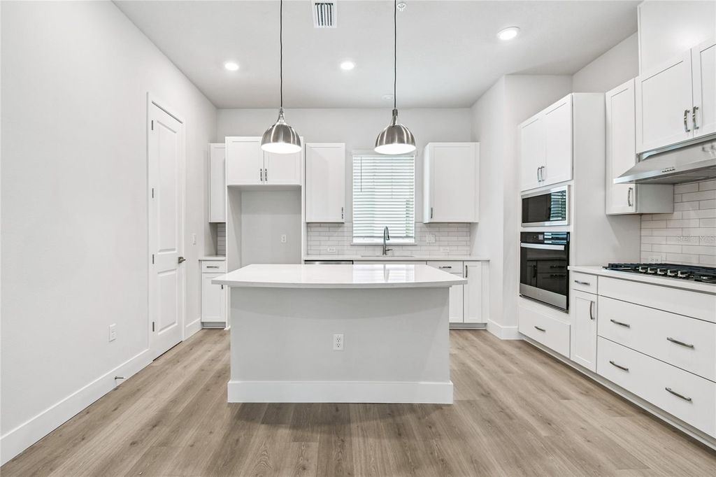 Image 7 of property listing at 3125 4TH TERRACE N, St Petersburg, FL 33713