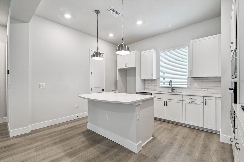 Image 8 of property listing at 3125 4TH TERRACE N, St Petersburg, FL 33713