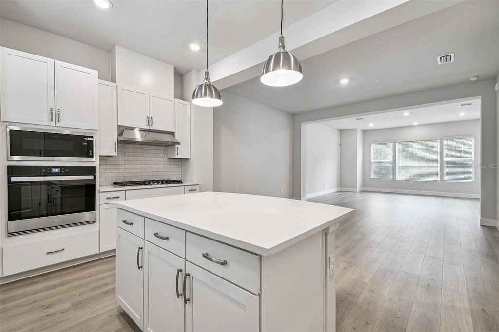 Image 10 of property listing at 3125 4TH TERRACE N, St Petersburg, FL 33713