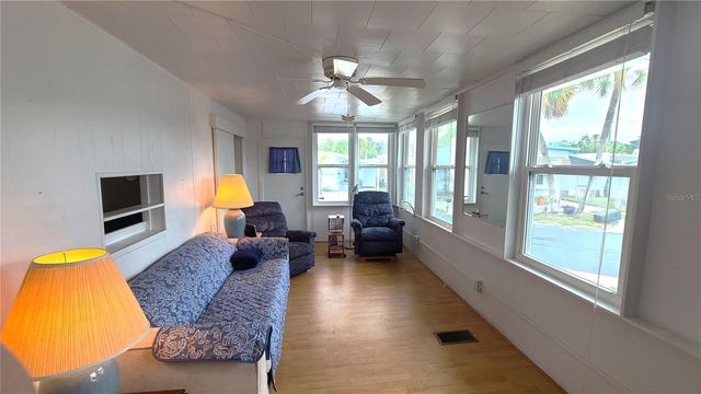 4851 W GANDY BOULEVARD B4 L32, Tampa, FL 33611