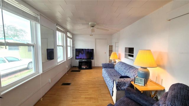 4851 W GANDY BOULEVARD B4 L32, Tampa, FL 33611