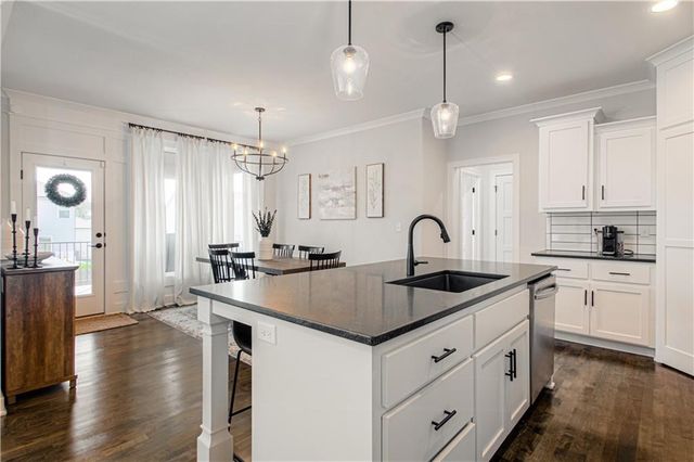 2023 SW Farm Field Lane, Lee's Summit, MO 64082