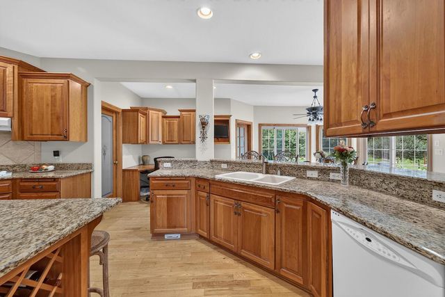 W162N7406 Tamarack TRAIL, Menomonee Falls, WI 53051