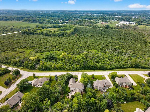 W162N7406 Tamarack TRAIL, Menomonee Falls, WI 53051