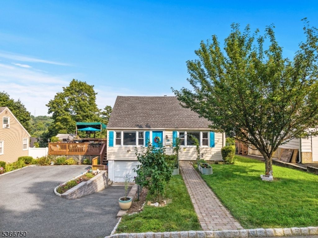 18 Westwood Dr North, West Orange Twp., NJ 07052