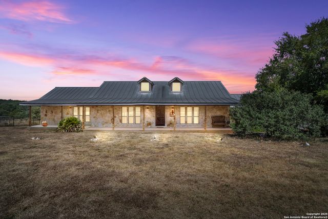 1670 S Cranes Mill, New Braunfels, TX 78132