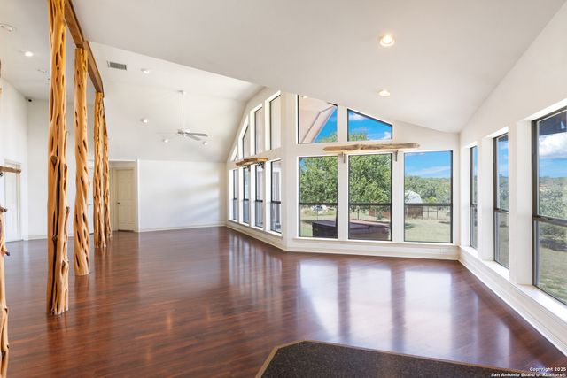 1670 S Cranes Mill, New Braunfels, TX 78132