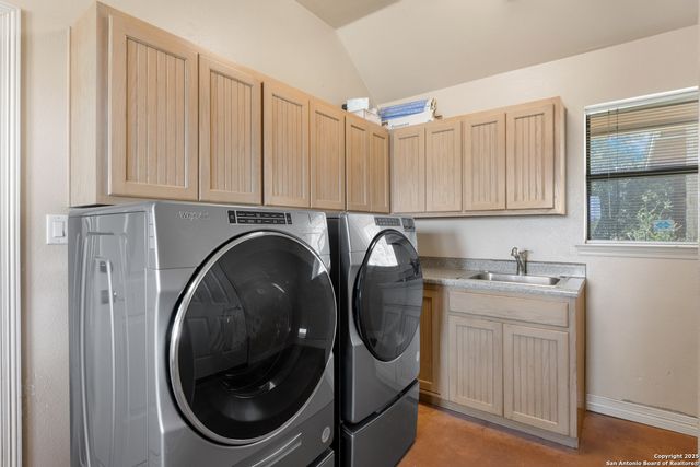 1670 S Cranes Mill, New Braunfels, TX 78132