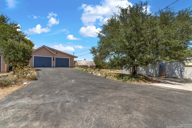 1670 S Cranes Mill, New Braunfels, TX 78132