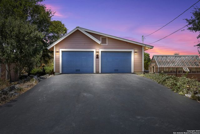 1670 S Cranes Mill, New Braunfels, TX 78132