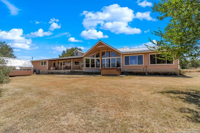 1670 S Cranes Mill, New Braunfels, TX 78132