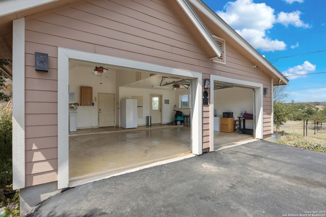 1670 S Cranes Mill, New Braunfels, TX 78132