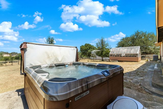 1670 S Cranes Mill, New Braunfels, TX 78132