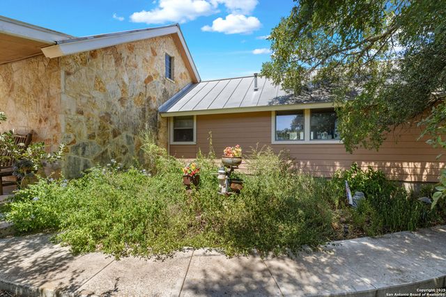 1670 S Cranes Mill, New Braunfels, TX 78132