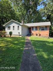 110 Kingsley Rd, Oak Ridge, TN 37830