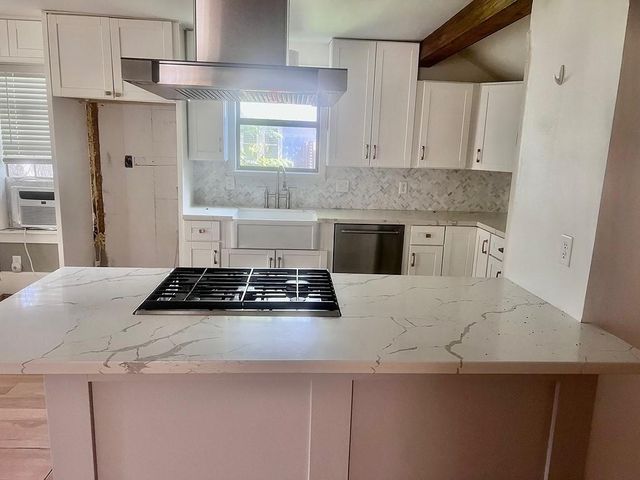 559 S Madison ST, La Grange, TX 78945