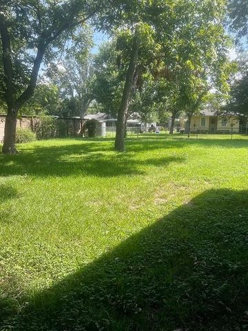 559 S Madison ST, La Grange, TX 78945