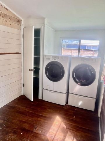 559 S Madison ST, La Grange, TX 78945