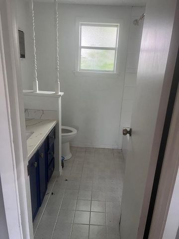 559 S Madison ST, La Grange, TX 78945