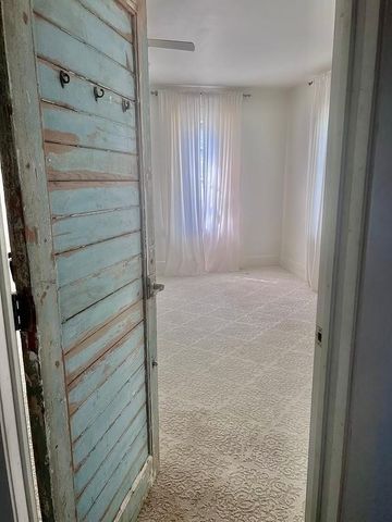 559 S Madison ST, La Grange, TX 78945
