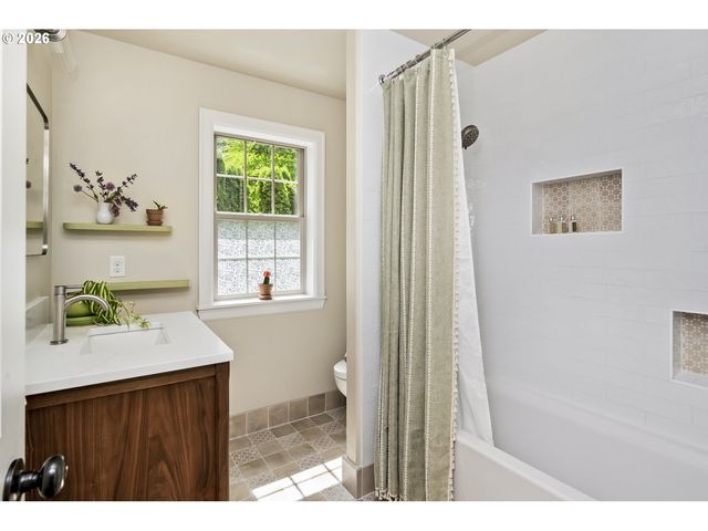 9820 Sw 55TH Ave, Portland, OR 97219