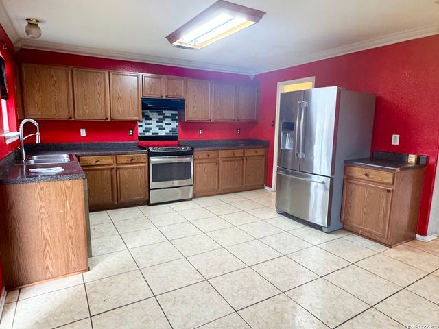 2110 Hollow Cir, San Antonio, TX 78227