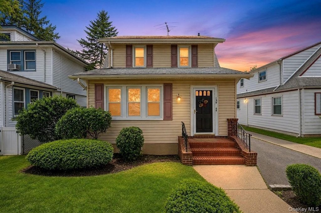 139 N 11th Street, New Hyde Park, NY 11040 — exterior