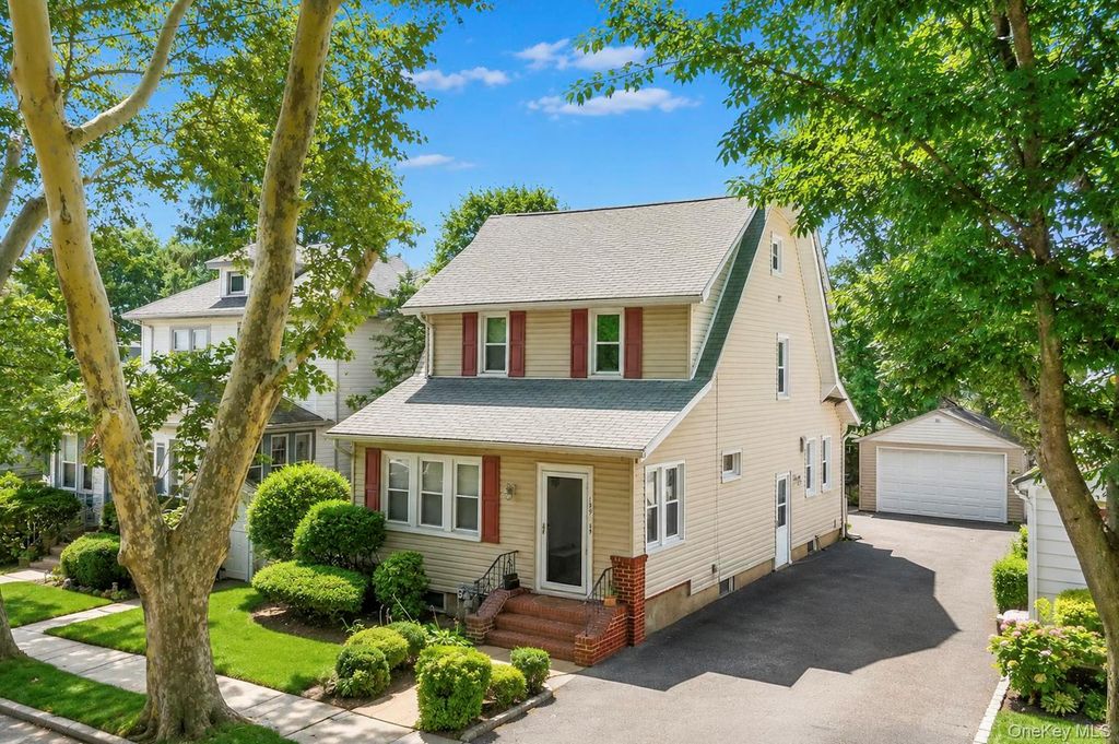 139 N 11th Street, New Hyde Park, NY 11040 — photo 2
