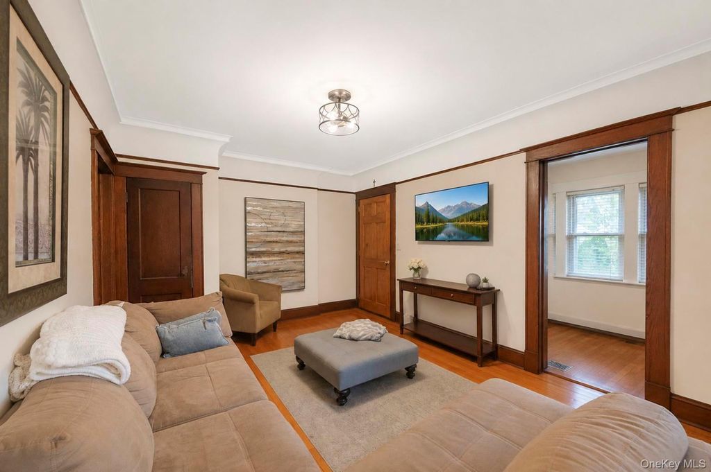 139 N 11th Street, New Hyde Park, NY 11040 — photo 4