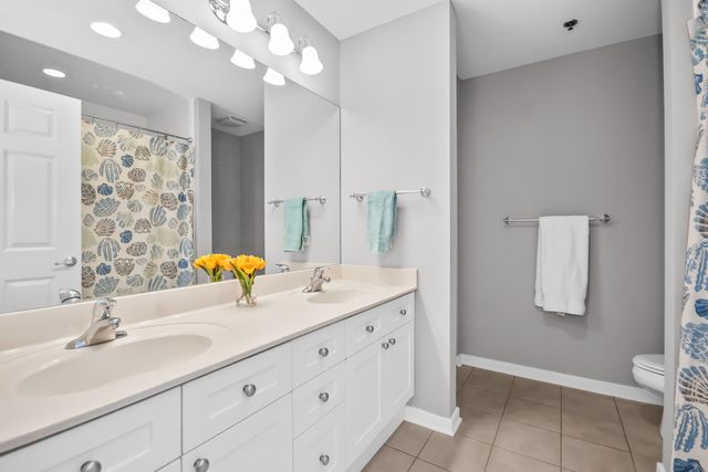515 N Harlem Avenue 203, Oak Park, IL 60302
