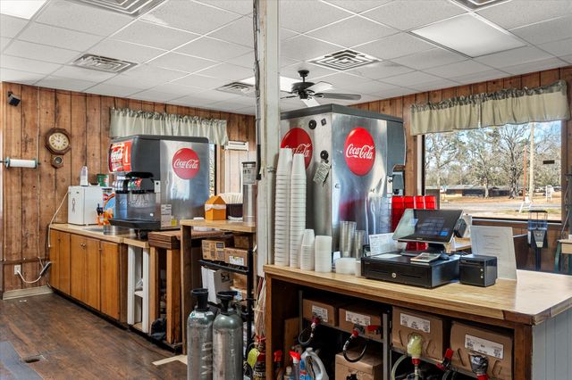 800 E Main Street, Omaha, TX 75571