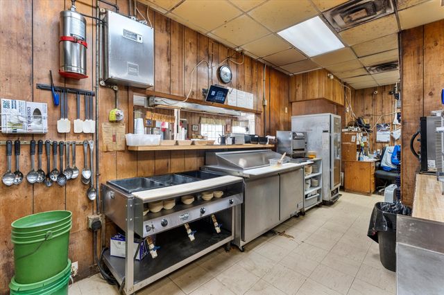 800 E Main Street, Omaha, TX 75571