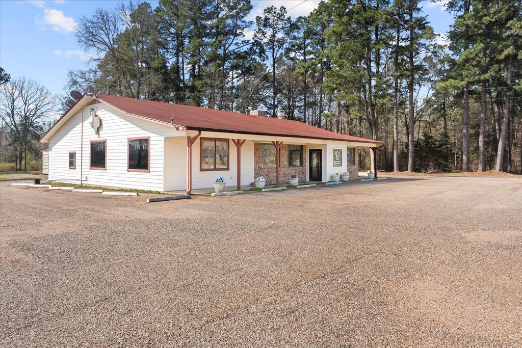 800 E Main Street, Omaha, TX 75571