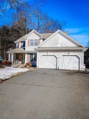 40 Hawks Cir, Westfield, MA 01085
