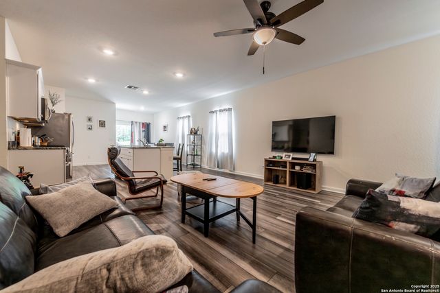 5612 Pearl Meadow, Converse, TX 78109