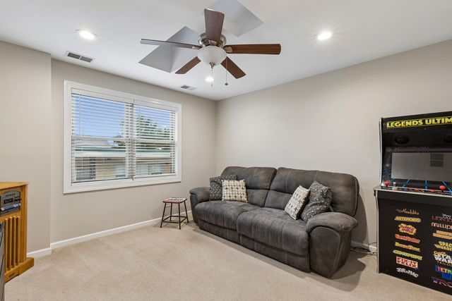 6039 W Montrose Avenue, Chicago, IL 60634