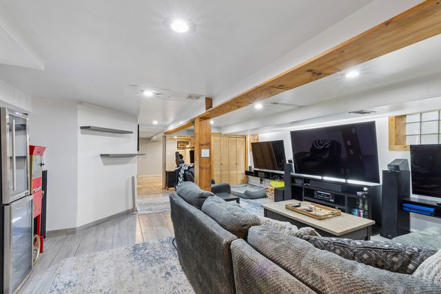 6039 W Montrose Avenue, Chicago, IL 60634