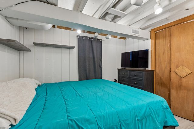 6039 W Montrose Avenue, Chicago, IL 60634