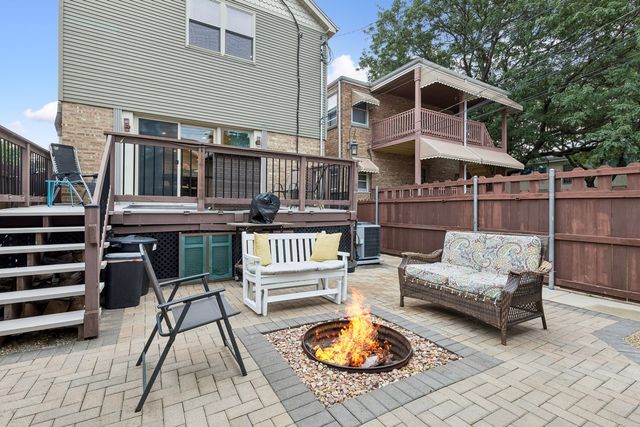 6039 W Montrose Avenue, Chicago, IL 60634
