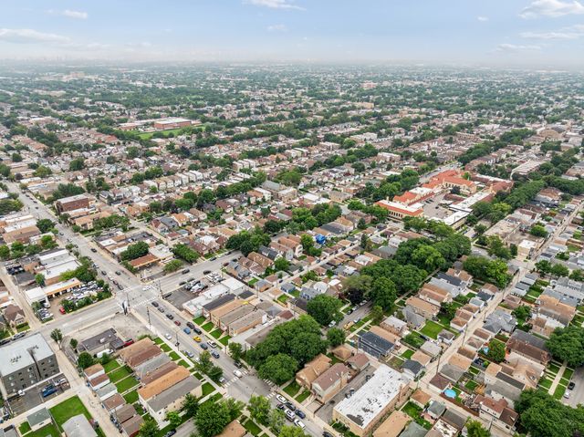6039 W Montrose Avenue, Chicago, IL 60634