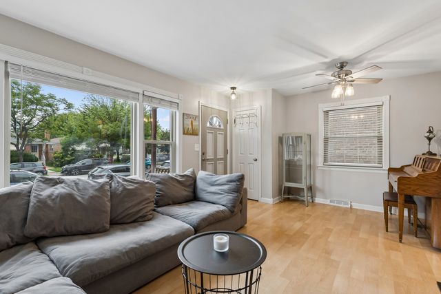 6039 W Montrose Avenue, Chicago, IL 60634