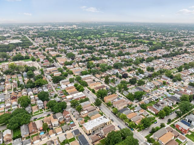 6039 W Montrose Avenue, Chicago, IL 60634
