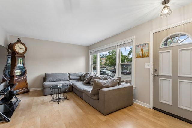 6039 W Montrose Avenue, Chicago, IL 60634