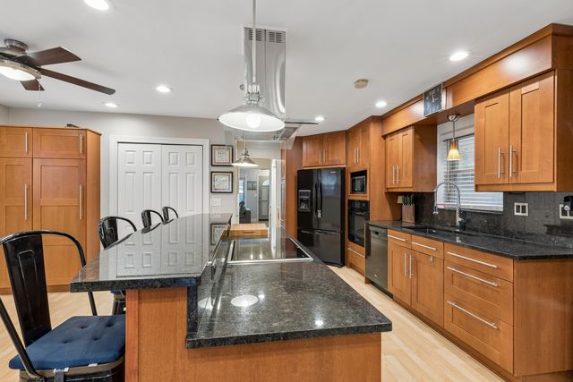 6039 W Montrose Avenue, Chicago, IL 60634