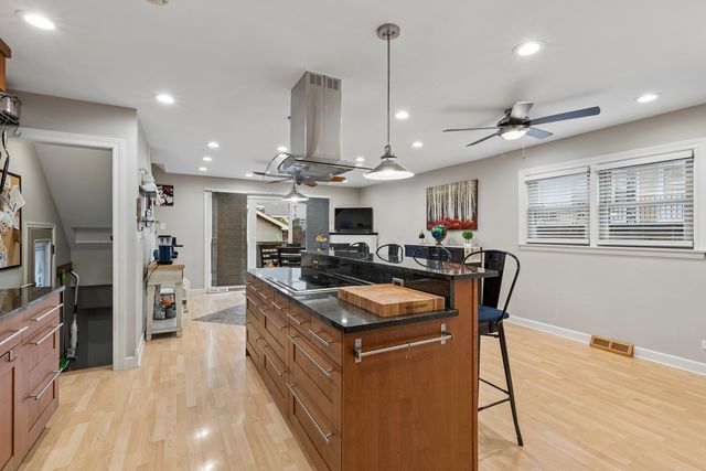 6039 W Montrose Avenue, Chicago, IL 60634
