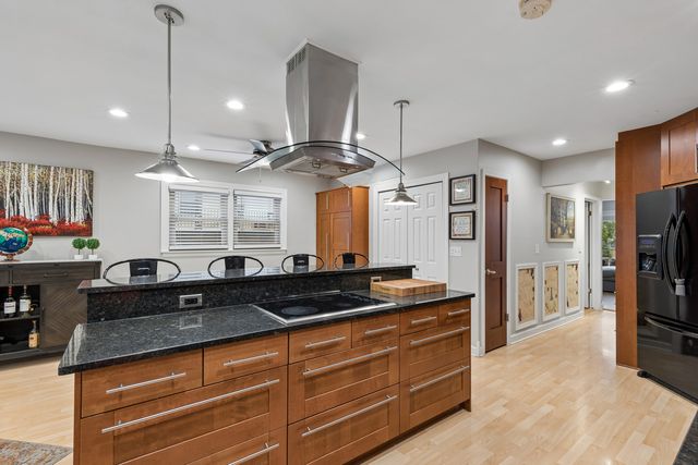 6039 W Montrose Avenue, Chicago, IL 60634