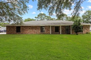 6281 25th St, Groves, TX 77619