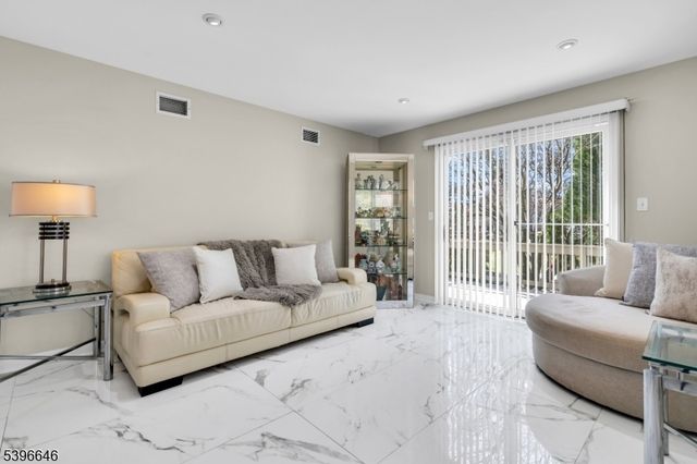 1 Holmes Ct, Bridgewater Twp., NJ 08807