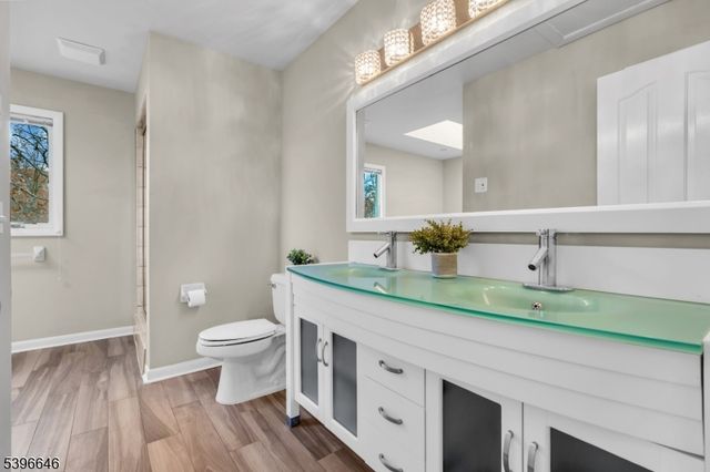 1 Holmes Ct, Bridgewater Twp., NJ 08807